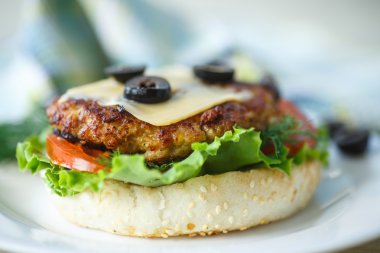 marul ve domates ile lezzetli hamburger