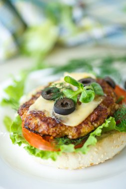 marul ve domates ile lezzetli hamburger