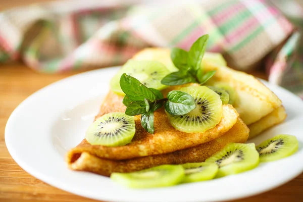 Pancakes with kiwi — Stock Photo, Image