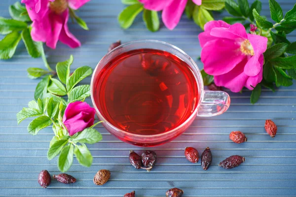 Tea with rose hips — Stock Photo, Image