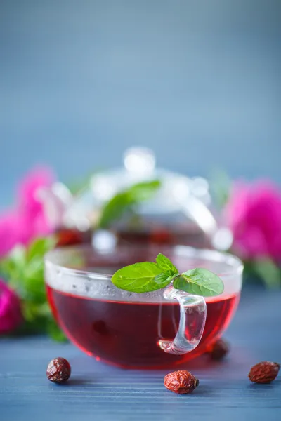 Чай з рожевими стегнами — стокове фото