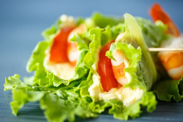 Lettuce with cheese and boiled shrimp — Stock Photo, Image