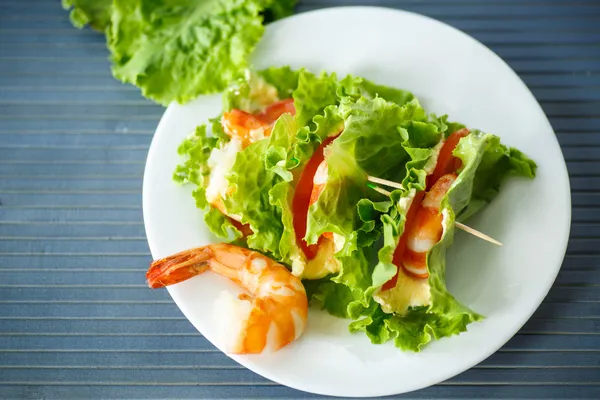 Lettuce with cheese and boiled shrimp — Stock Photo, Image