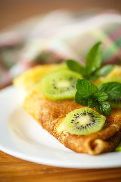 Pannenkoeken met kiwi — Stockfoto