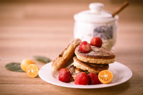 Färska pannkakor med röda bär — Stockfoto