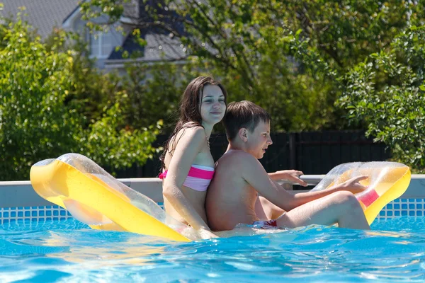 Twee tieners zwemmen in het zwembad — Stockfoto