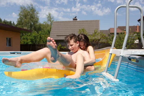 Двоє підлітків плавають у басейні — стокове фото