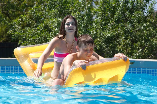 Dois adolescentes nadando na piscina — Fotografia de Stock