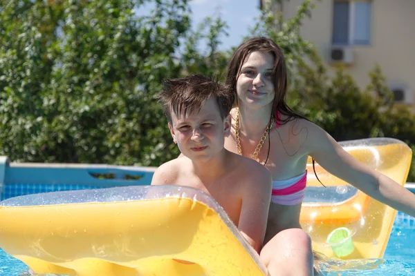 Dos adolescentes nadando en la piscina — Foto de Stock