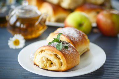 pudra şekeri ve nane ile tatlı elma muffins