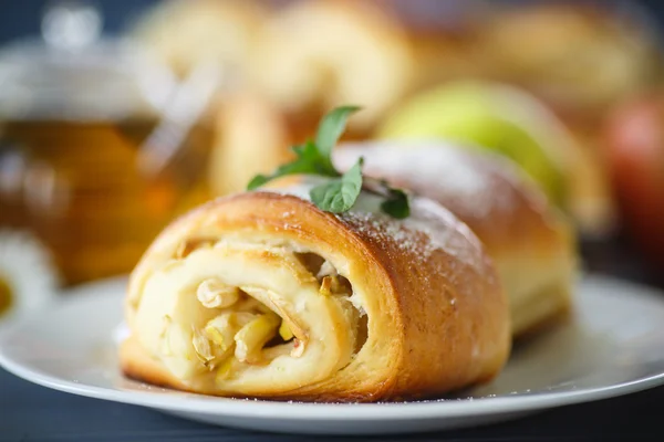 Sött äpple tebröd med strösocker och mynta — Stockfoto