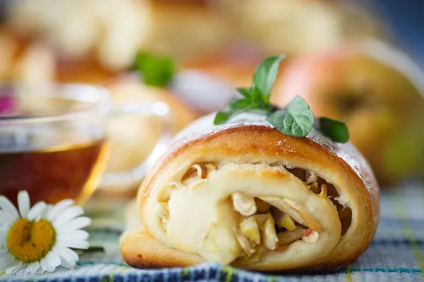 Muffins de maçã doce com açúcar em pó e hortelã — Fotografia de Stock