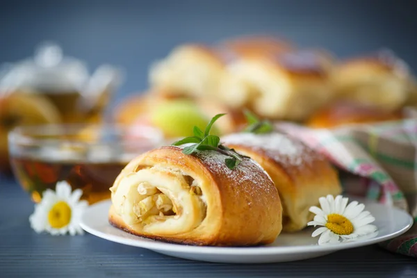 Muffins de maçã doce com açúcar em pó e hortelã — Fotografia de Stock