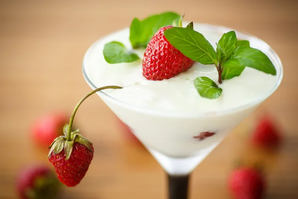 Lait avec gelée de fraises — Photo