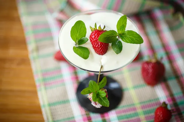 Mléko s jahodovým želé — Stock fotografie