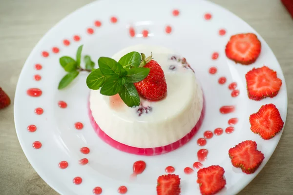 Mjölk med strawberry gelé — Stockfoto