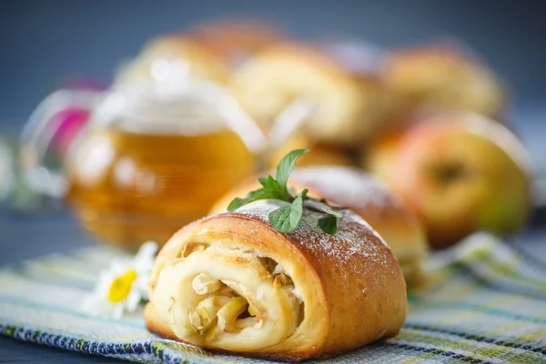 Γλυκό μήλο muffins με ζάχαρη άχνη και δυόσμο — Φωτογραφία Αρχείου