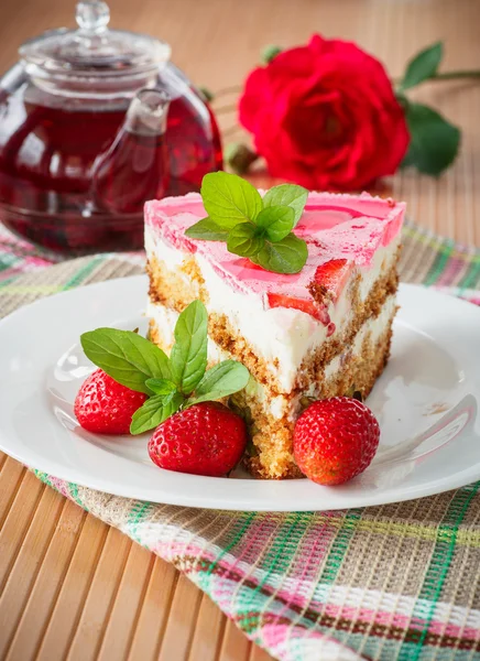 Bolo de mel com morangos — Fotografia de Stock