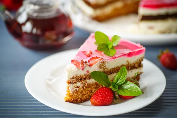 딸기와 꿀 케이크 — 스톡 사진