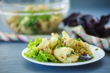 Bitkilerle kızartılmış karnabahar.