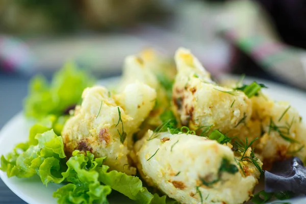 Bitkilerle kızartılmış karnabahar.