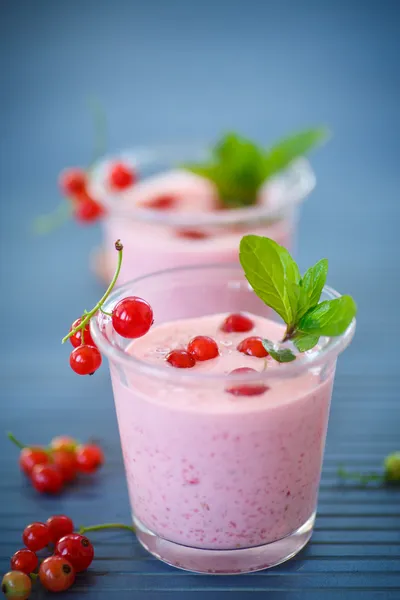 Batido con grosellas rojas — Foto de Stock