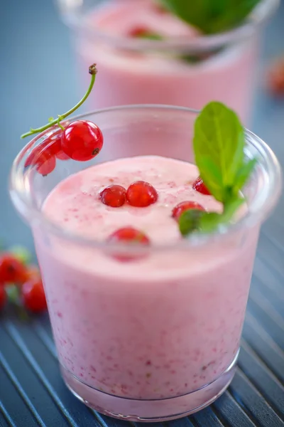 Batido con grosellas rojas — Foto de Stock