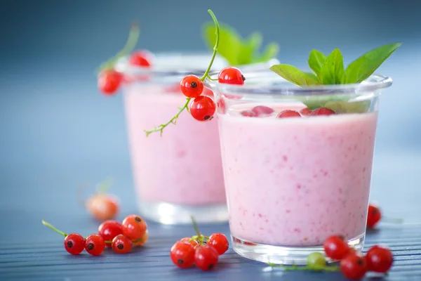 Batido con grosellas rojas —  Fotos de Stock