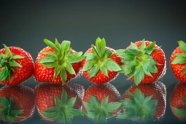 Reife rote Erdbeeren — Stockfoto