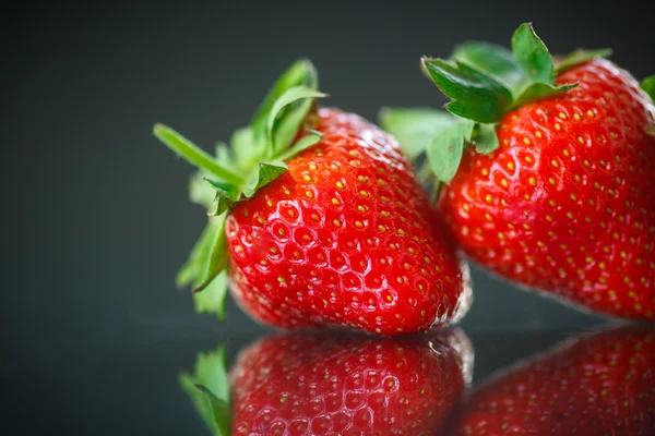 Rijpe rode aardbeien — Stockfoto