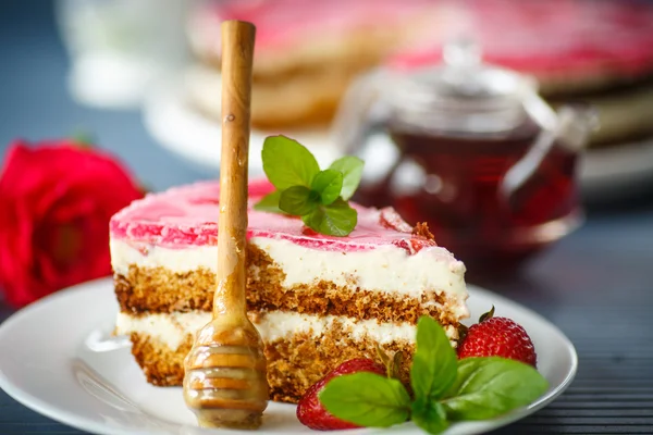 Honey cake with strawberries — Stock Photo, Image
