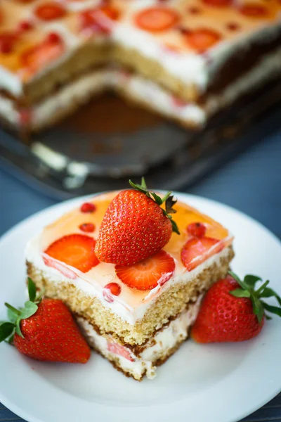 Kuchen mit Erdbeeren — Stockfoto