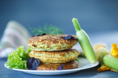 Kızarmış kabak böreği. 