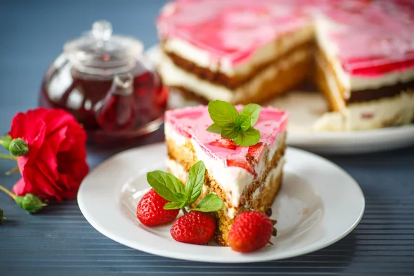 Gâteau au miel aux fraises — Photo