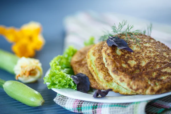 Sült cukkini fritterek — Stock Fotó