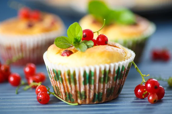 Muffins de queijo com groselhas vermelhas — Fotografia de Stock