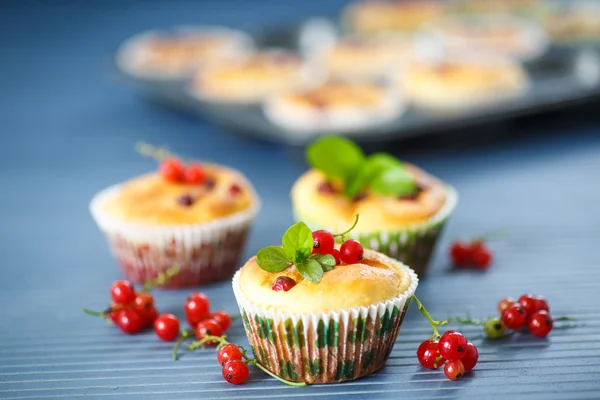 Muffins de queijo com groselhas vermelhas — Fotografia de Stock