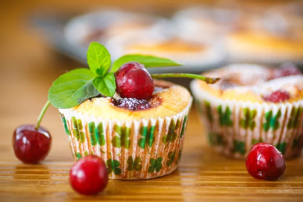 Cheese muffins with cherries — Stock Photo, Image