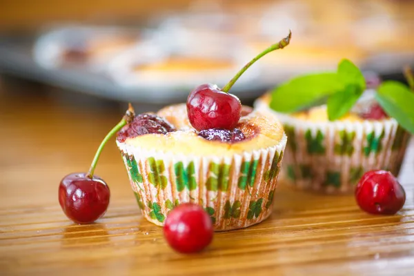 Muffins de queijo com cerejas — Fotografia de Stock