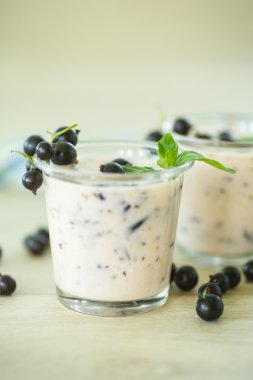 Siyah frenk üzümü ile güler yüzlü