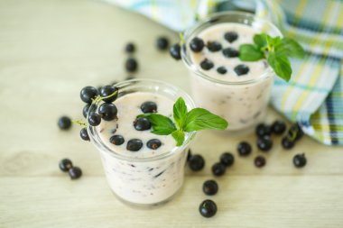 Siyah frenk üzümü ile güler yüzlü