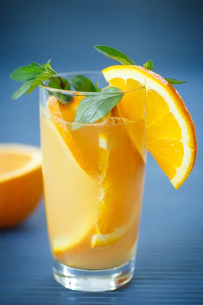 Fresh and fruity brew with oranges — Stock Photo, Image