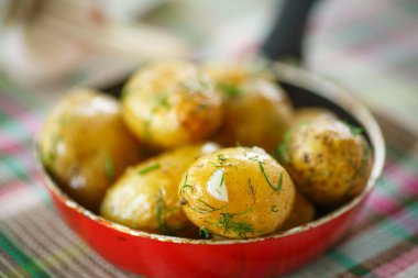 Yeni kavrulmuş patates