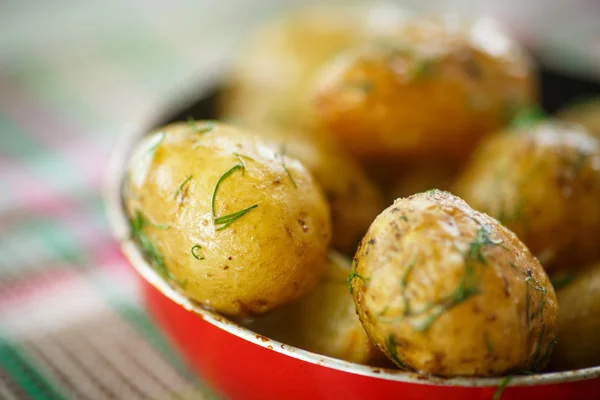 Batatas novas torradas — Fotografia de Stock