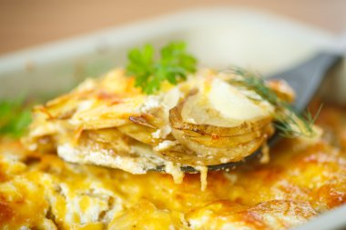 Peynirli fırında patates