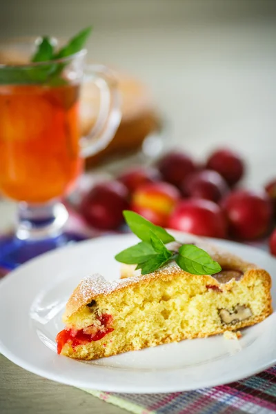 Keks-Kuchen mit Kirschpflaumen — Stockfoto