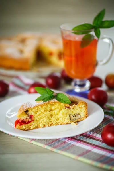 Pastel de galletas con ciruelas de cereza — Foto de Stock