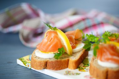 Tuzlanmış somon sandviç
