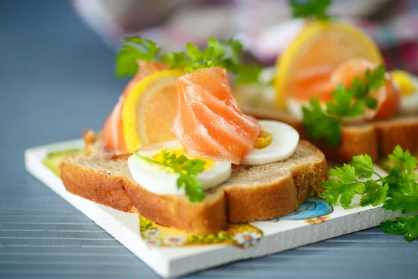 Sandwich mit gesalzenem Lachs — Stockfoto