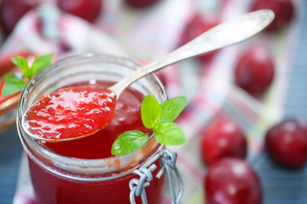 Marmellata di prugne di ciliegie con una banca — Foto Stock